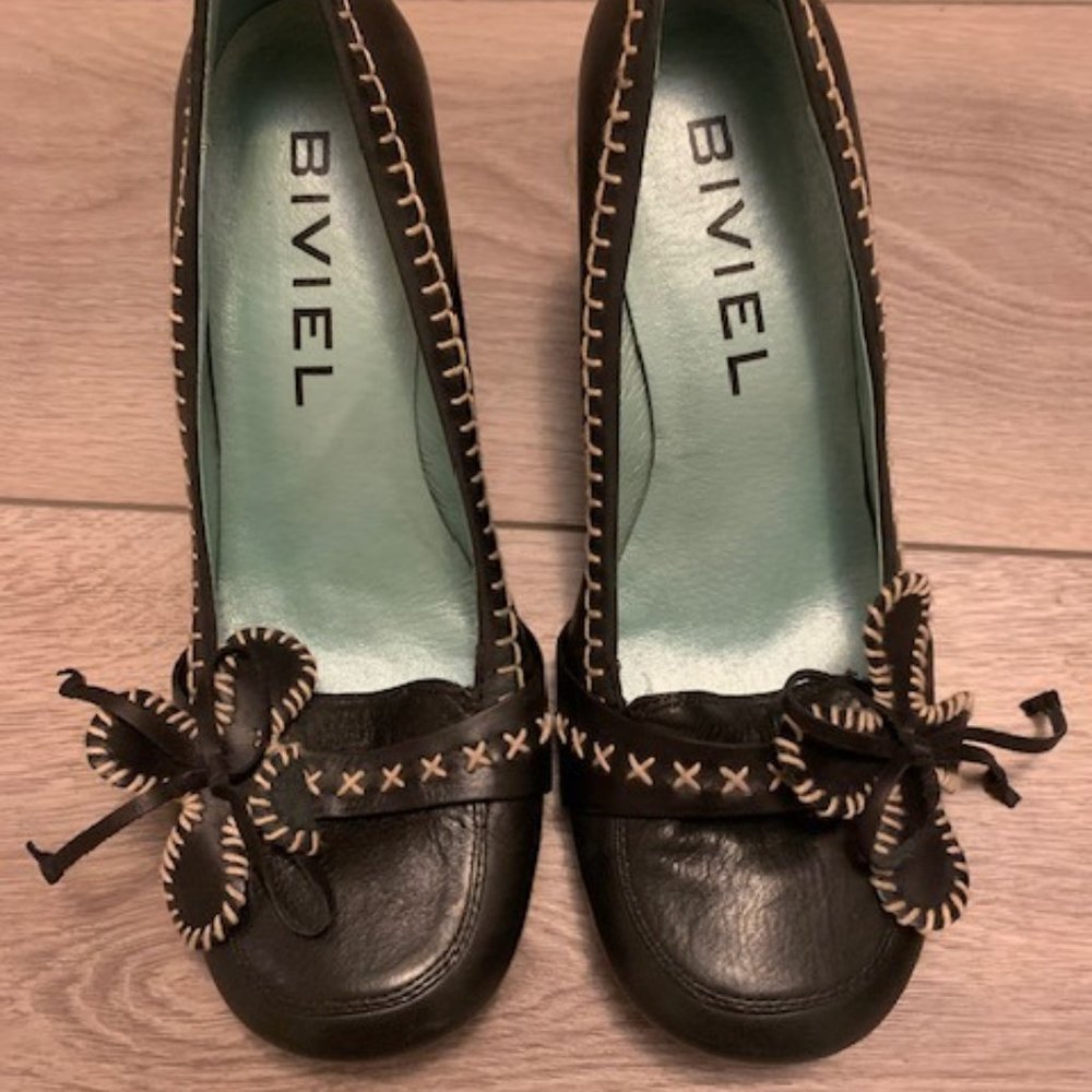 Beautiful Biviel vintage black heels